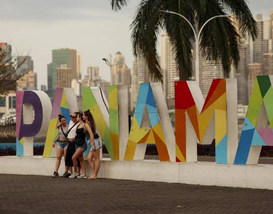 AFP | Turistas en la Cinta Costera de Panamá.