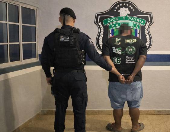 Cortesía | Uno de los detenidos con la unidad policial.