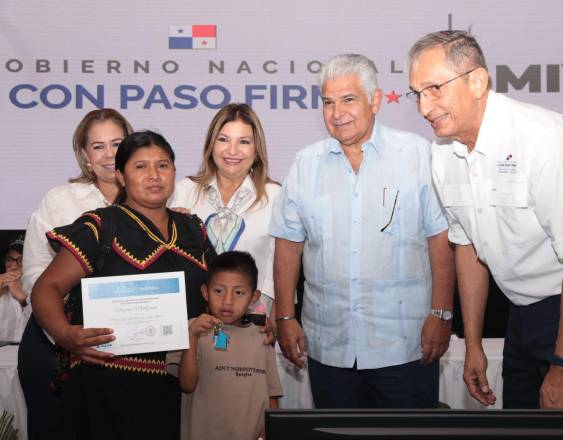 ML | Durante la entrega de las casas.