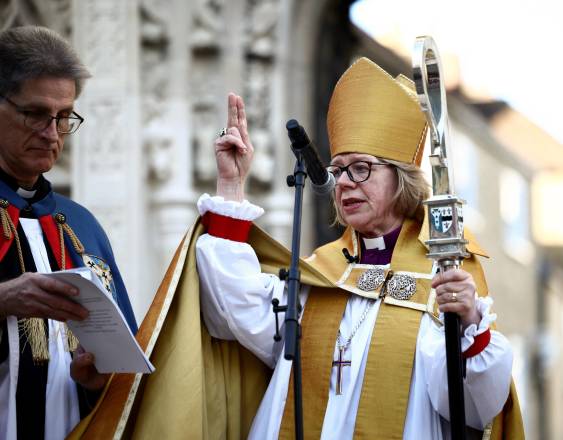La arzobispa de Canterbury, Sarah Mullally, bendice a la multitud en Buttermarket tras su ceremonia de investidura.