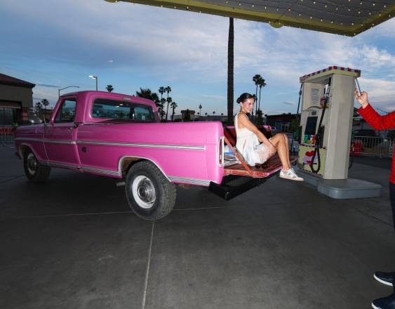 AFP | Influencers de redes sociales toman fotos y videos en el Pit Stop de Sabrina Carpenter.