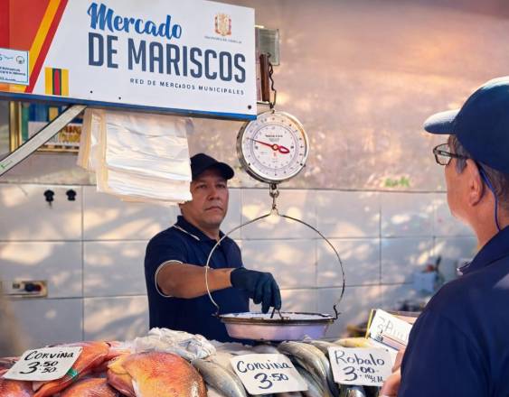 Cortesía | Inspectores de la Acodeco verificando las balanzas.