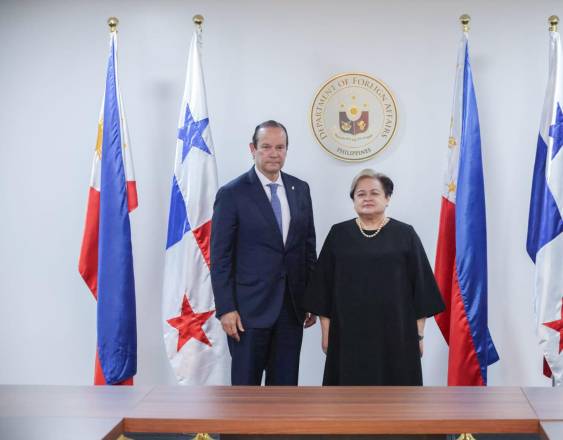 ML | El ministro de Relaciones Exteriores, Javier Martínez-Acha Vásquez y su homóloga de Filipinas, Theresa Lázaro.