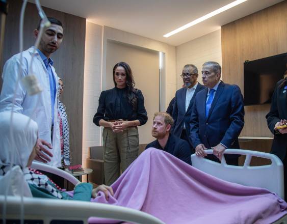 AFP | Enrique y Meghan visitan a refugiados.