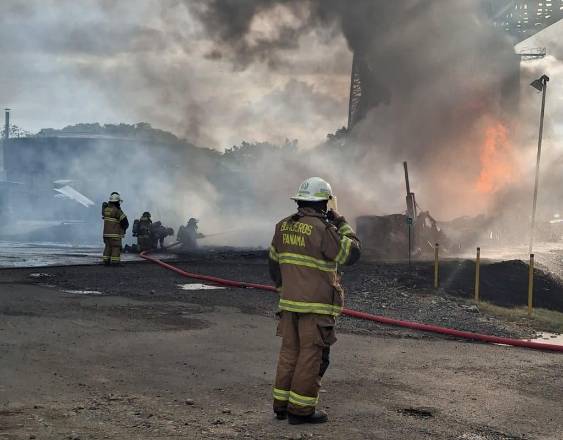 HANDOUT / AFP | Personal del Cuerpo de Bomberos durante la emergencia.