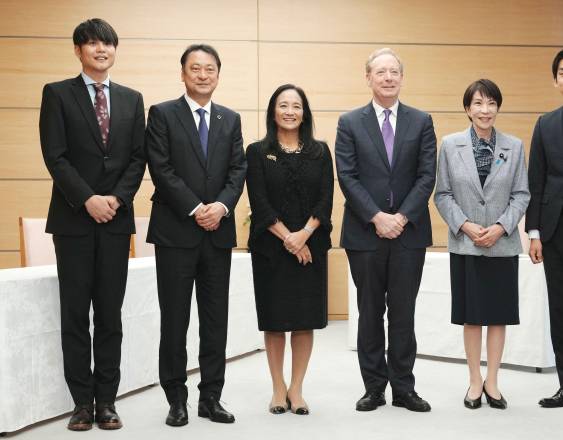 AFP | Representantes de Microsoft y autoridades de Japón.