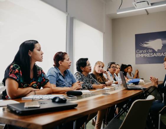 Cortesía | Mujeres que son emprendedoras en una reunión realizada por el programa.