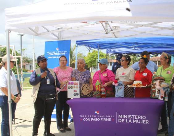 Cortesía | Autoridades junto a las mujeres reconocidas.