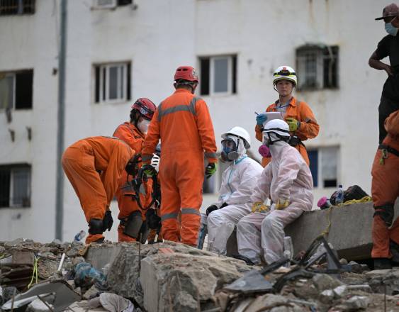 AFP | Rescatistas en el lugar.