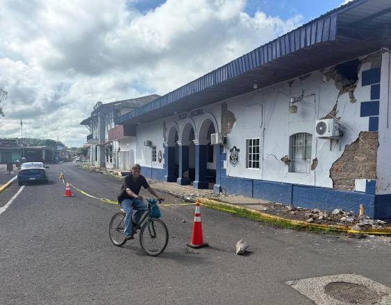AFP | Un comercio afectado en su infraesctrucura por el sismo.