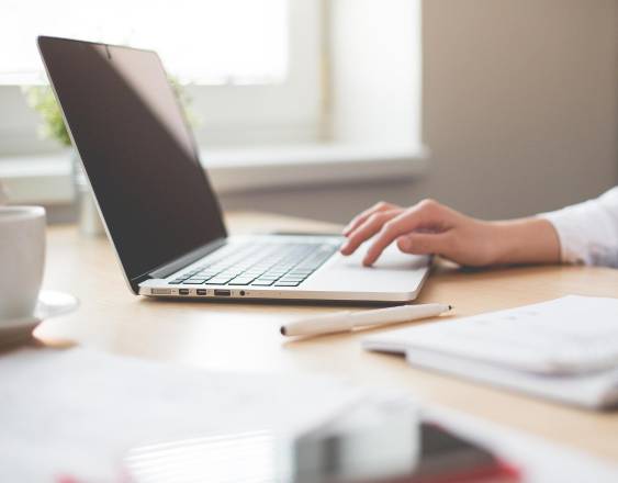 PIXABAY | Una persona trabajando.