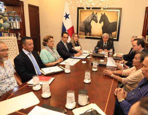 ML | El presidente durante una reunión con jubilados.