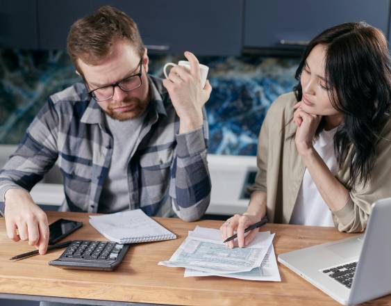 PEXELS | Dos personas analizan los datos sobre sus finanzas personales.