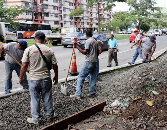 Cortesía | Personas construyendo aceras en el corregimiento de Bella Vista.