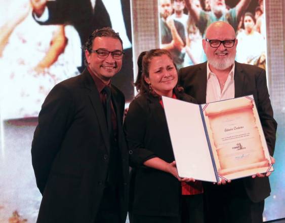 Edwin Cedeño recibe homenaje por su aporte al teatro panameño