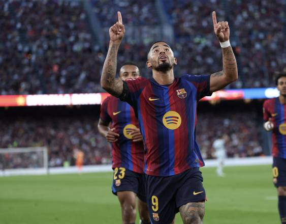 AFP | El delantero brasileño del FC Barcelona, Gabriel Jesus (c).