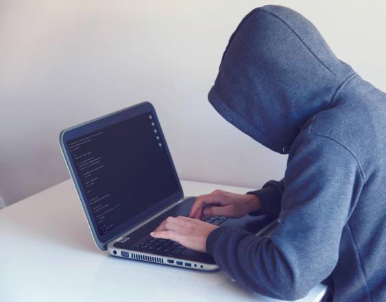 Pexels | Un hacker intentando vulnerar a un sistema privado.