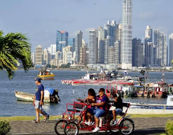 PIXABAY | Un grupo de personas en la ciudad de Panamá. Al fondo se observan edificios.
