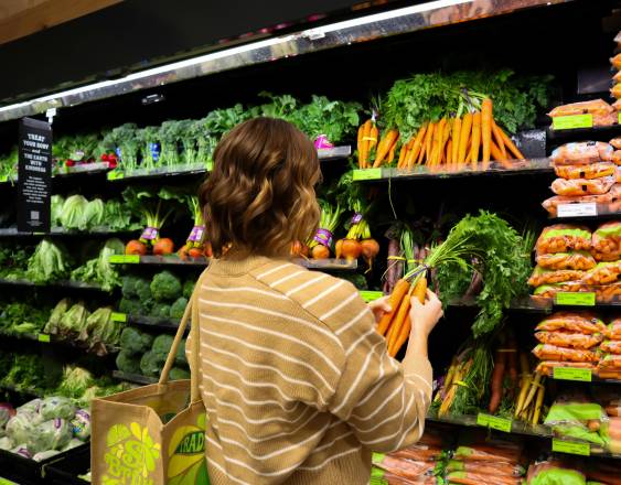 Pexels | Una persona en el supermercado.
