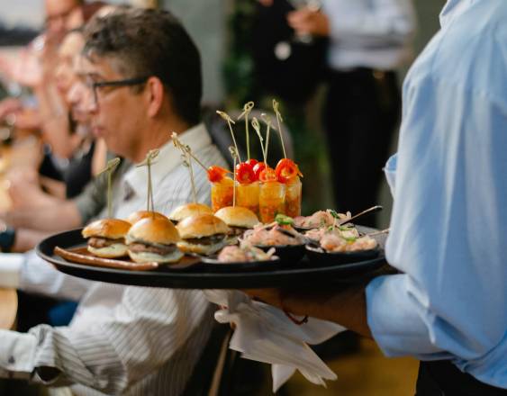 ¿Cuánto cuesta comer en un restaurante?