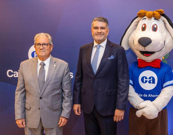 ML | Fernando Boyd, ministro del MINSA y Andrés Farrugia, gerente general de la Caja de Ahorros.