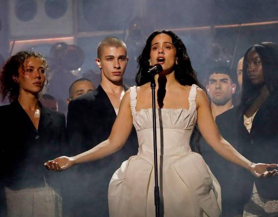 Rosalía lanza su gira internacional de “Lux” en Francia