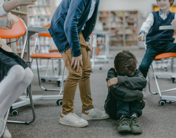 Pexels | Estudiantes acosan a un compañero en el aula de clases.