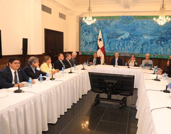 El ministro Orillac presenta a los diputados un paquete de reformas a la Ley 6 de Energía