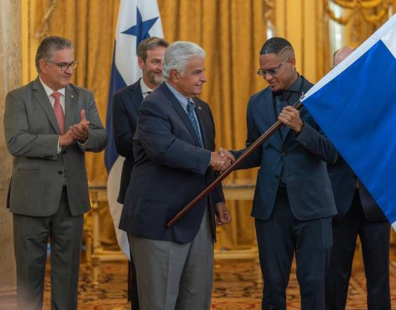 Fepafut| El presidente de la República, José Raúl Mulino, entregó el pabellón nacional al jugador Erick Davis.