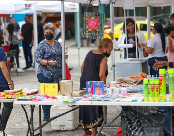Alcaldía de Panamá | Varias personas viendo productos en un puesto de buhonería en la Central.
