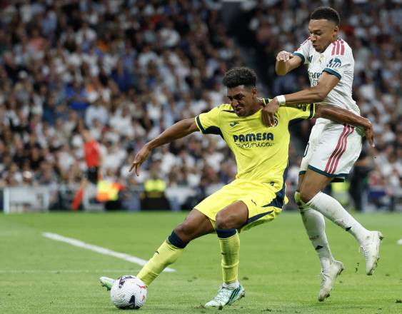 AFP | Jugadores del Real Madrid (d) y del Villarreal disputan el balón.