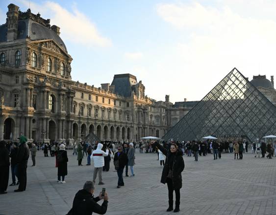 El museo del Louvre reabrió parcialmente.