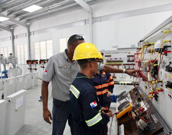Cobre Panamá | Dos personas eran capacitadas para manejar máquinas en el proyecto.