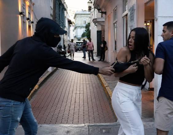 IA | Un delincuente robando a una pareja en el Casco Antiguo.