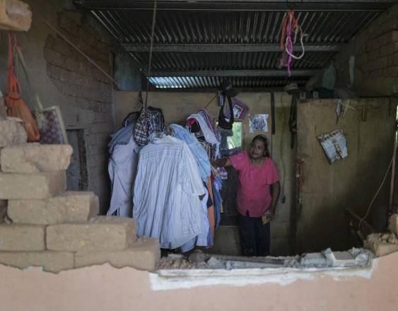AFP | Una mujer dentro de su casa afectada por el terremoto en la zona de La Pitaloza, en la provincia de Herrera.