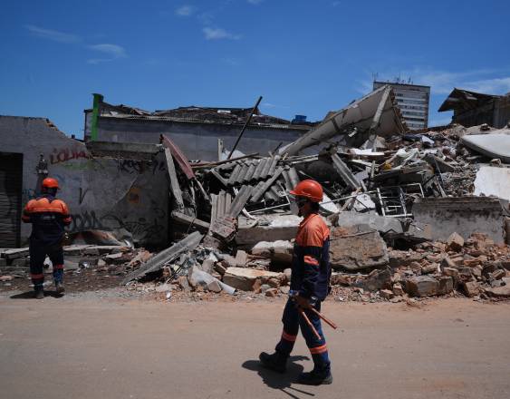 AFP | Personal de rescate tras un sismo revisando entre escombros.