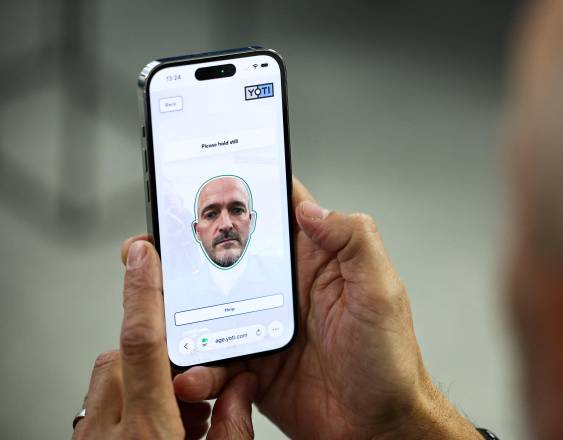 Director de marketing de Yoti, una startup de verificación de edad basada en IA.