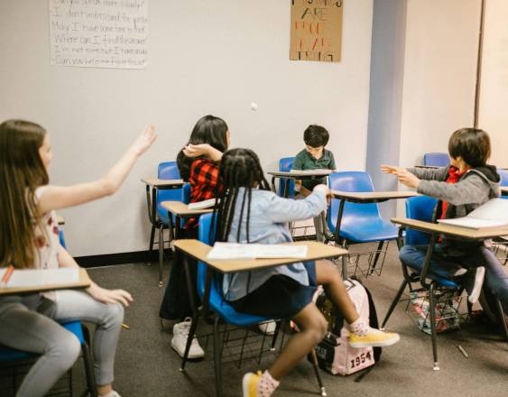 PEXELS | Un salón de clases con un caso de bullying.