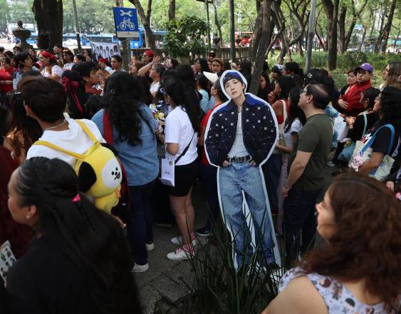 Una figura de cartón del cantante surcoreano de K-pop J-Hope, de BTS, aparece en una foto tomada durante una reunión de fans.
