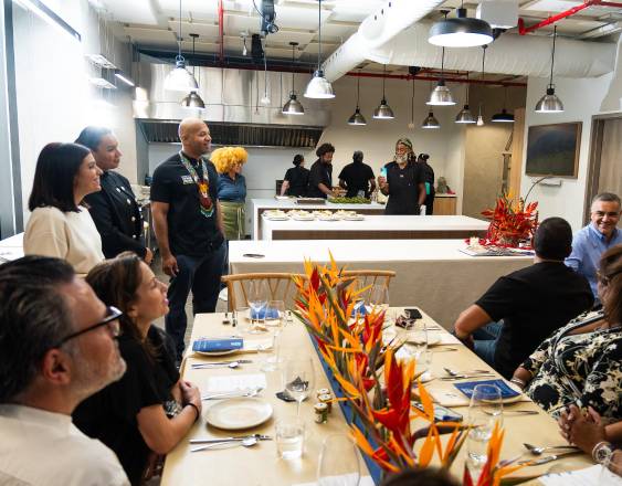 CORTESÍA | El chef Isaac Villaverde durante una activación de experimentación culinaria en el Afro Pana Lab.