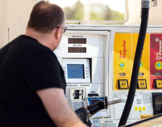 AFP | Un hombre en una estación de combustible para echarle gasolina a su auto.