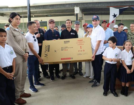ML | El embajador Kevin Cabrera entrega donación en la Escuela Rosa María Angulo de Arce.