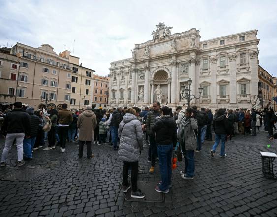 AFP | Turistas alrededor de la Fontana di Trevi en Roma, una gran atracción.