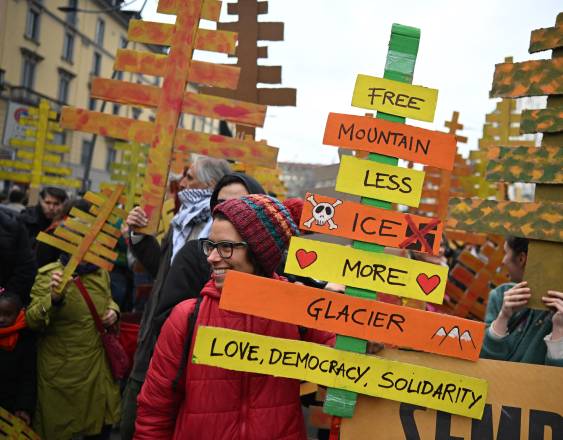 AFP | La gente participa en una protesta contra el impacto ambiental, económico y social de los Juegos Olímpicos de Invierno Milán-Cortina 2026