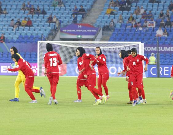 AFP | Jugadoras de la Selección nacional de fútbol femenino de Irán previo a un partido de la Copa de Asia Femenina, en Australia.