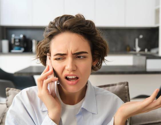 Cortesía | Una mujer responde una llamada en su celular.