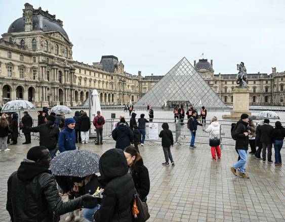 AFP | El Louvre cerró este lunes debido a la huelga de sus trabajadores.