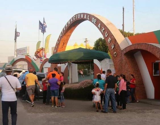 Cortesía | Personas en la entrada principal de la Feria Internacional de Azuero.