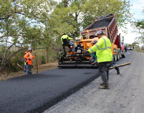 Carretera La Villa–Macaracas presenta un 75 % de avance en su rehabilitación, según el MOP