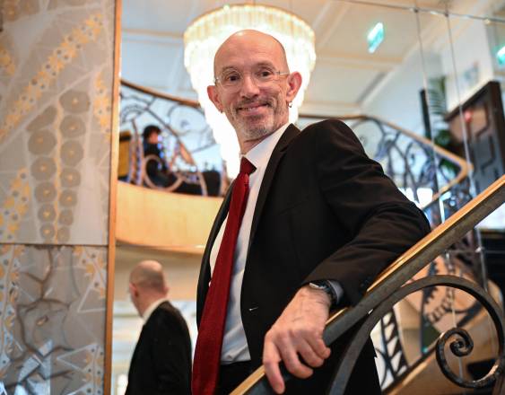 AFP | Laurent Mauvignier gana el premio Goncourt 2025